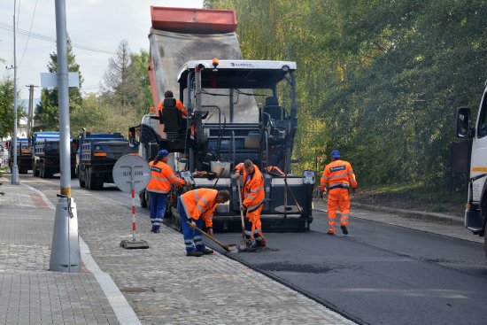 O státním svátku 28. září byla položena na rekonstruované komunikaci ulice Štramberské finální, třetí vrstva asfaltu. Veškeré stavební práce by firmy měly dokončit do 17. října.
FOTO: DANA HOĎÁKOVÁ
