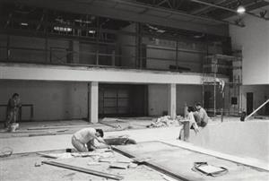 Dostavba druhé části kulturního domu, ve které našlo útočiště muzeum automobilů, proběhla ve zběsilém tempu.
FOTO: TOMÁŠ KOSEK