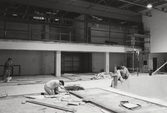 Dostavba druhé části kulturního domu, ve které našlo útočiště muzeum automobilů, proběhla ve zběsilém tempu.
FOTO: TOMÁŠ KOSEK