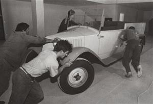Pracovníci Tatry umísťují do nové expozice jeden z vystavených automobilů.
FOTO: TOMÁŠ KOSEK
