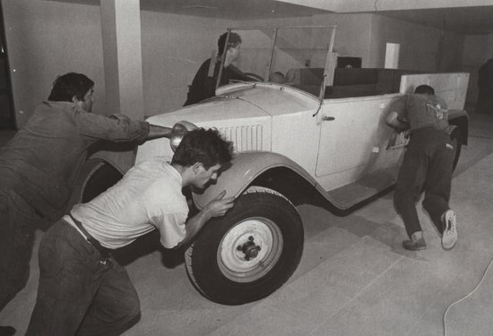 Pracovníci Tatry umísťují do nové expozice jeden z vystavených automobilů.
FOTO: TOMÁŠ KOSEK