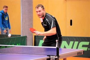 Stolní tenista Radovan Polášek pomohl o víkendu druholigovému týmu ASK Tatra Kopřivnice ke dvěma vyhraným zápasům ziskem pěti bodů.
FOTO: KRISTINA ČABLOVÁ