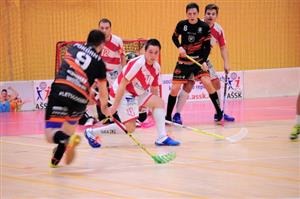 Kopřivničtí florbalisté (ve světlejších dresech, zleva Lichnovský, Kubátko, Soukal) se brání v přesilové hře brněnského celku Gullivers.
FOTO: KRISTINA ČABLOVÁ