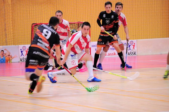 Kopřivničtí florbalisté (ve světlejších dresech, zleva Lichnovský, Kubátko, Soukal) se brání v přesilové hře brněnského celku Gullivers.
FOTO: KRISTINA ČABLOVÁ