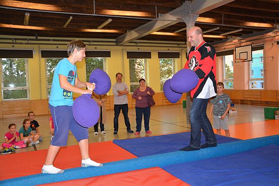 Žáci páté třídy ZŠ sv. Zdislavy se na sportovně zábavné akci bavili společně s klienty Denního stacionáře Kopretina a chráněného bydlení Nanovo.
FOTO: DANA HOĎÁKOVÁ
