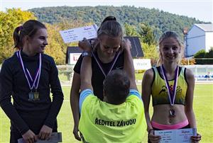 Hana Soukalová z AK E. Zátopka Kopřivnice získala na mistrovství Moravy a Slezska mladšího žactva zlato v běhu na 60 m s překážkami.
FOTO: ATLETIKA KOPŘIVNICE
