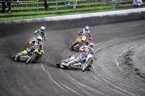 Kopřivnický závod na ploché dráze málem zhatil déšť, ale nakonec se přece jen jelo a titul mistra ČR na dlouhé ploché dráze získal Josef Franc.
FOTO: KRISTINA ČABLOVÁ
