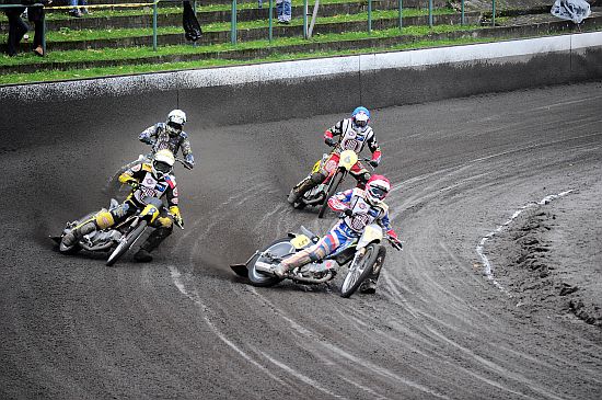 Kopřivnický závod na ploché dráze málem zhatil déšť, ale nakonec se přece jen jelo a titul mistra ČR na dlouhé ploché dráze získal Josef Franc.
FOTO: KRISTINA ČABLOVÁ
