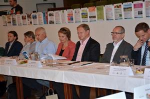 Hodnotitelská komise Rady vlády pro udržitelný rozvoj v čele s Ivem Bělonohým přijela posoudit, zda Kopřivnice splňuje podmínky pro obhajobu kategorie B Zdravých měst.
FOTO: DANA HOĎÁKOVÁ