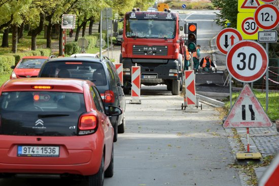 Úpravy vozovky a chodníků na Husově ulici s sebou nesou dopravní komplikace. Provoz na rušné ulici řídí semafory.
FOTO: DAVID MACHÁČEK