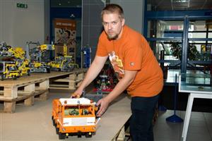Ondřej Nešleha při instalaci svého modelu Tatra 813 na aktuální výstavě v technickém muzeu. Návštěvníci na ní mohou vidět techniku, na jejíž postavení padlo zhruba čtvrt milionu kostiček legendární stavebnice. 
FOTO: DAVID MACHÁČEK