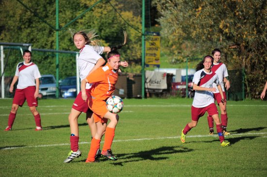 Derby mezi fotbalovými týmy žen Štramberka (ve světlých dresech) a Lubiny vyznělo jasně pro hráčky místní části Kopřivnice.
FOTO: KRISTINA ČABLOVÁ