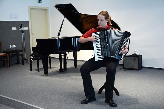 Součástí slavnostního otevření rozšířených prostor v ZUŠ Zdeňka Buriana byl krátký koncert žáků a učitelů školy v sále, jehož kapacita se rozrostla na 90 míst.
FOTO: DAVID MACHÁČEK
