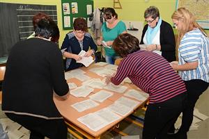 Po vyndání hlasovacích lístků z úředních obálek začli členové volebních komisí odevzdané hlasy třídit podle stran a poté počítat.
FOTO: DAVID MACHÁČEK
