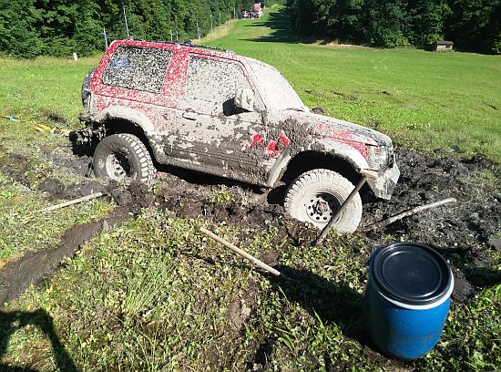 Jedním z kuriózních zásahů místních hasičů v letním období bylo vyprošťování terénního automobilu, který zapadl při pirátské projížďce po místní sjezdovce.
FOTO: JSDH KOPŘIVNICE
