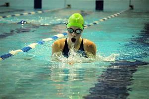 Lucie Jančálková (SK Kopřivnice) si na meziokresním přeboru, který se konal na místním krytém bazénu, vylepšila v disciplíně 100 m prsa osobní rekord.
FOTO: KRISTINA ČABLOVÁ
