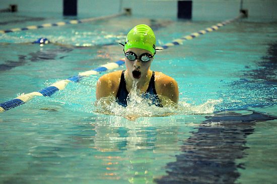 Lucie Jančálková (SK Kopřivnice) si na meziokresním přeboru, který se konal na místním krytém bazénu, vylepšila v disciplíně 100 m prsa osobní rekord.
FOTO: KRISTINA ČABLOVÁ
