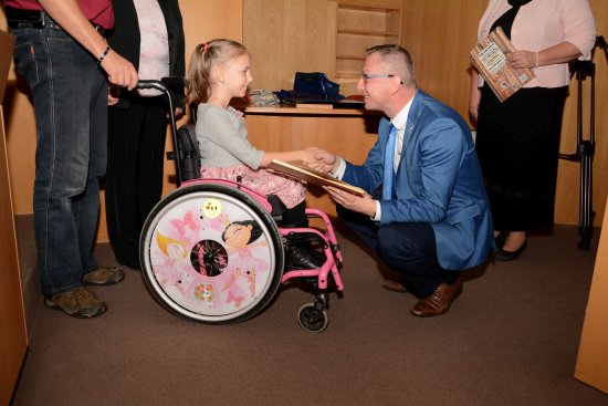 Desetiletá Karolína Dejová přebírá ocenění v soutěži Hrdinové handicapu z rukou náměstka hejtmana Moravskoslezského kraje Jiřího Navrátila.
FOTO: DAVID MACHÁČEK