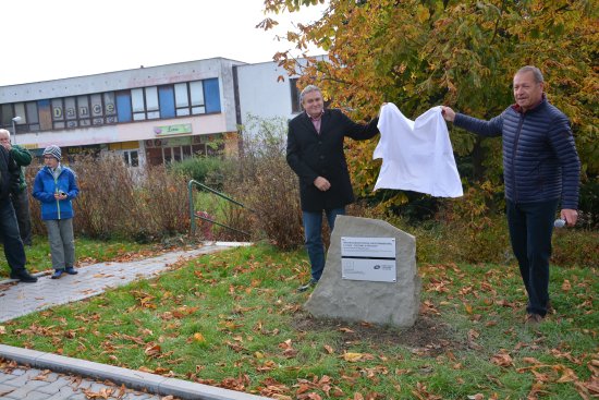 Na ulici Štramberské poblíž autobusové zastávky Pod Kaštany odhalil starosta města Miroslav Kopečný s Janem Klimšou, ředitelem závodu EUROVIA CS, a. s., Ostrava pamětní desku.
FOTO: DANA HOĎÁKOVÁ