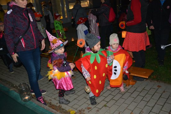 Děti v maskách lesních skřítků a pohádkových bytostí uzavíraly zahradu Mateřské školy Francouzská k zimnímu spánku.
FOTO: DANA HOĎÁKOVÁ