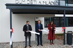 Dům dětí a mládeže se po rekonstrukci, která probíhala od června do září, minulý týden dočkal i slavnostního přestřižení pásky.
FOTO: DAVID MACHÁČEK