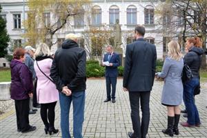 Minulý pátek uctila skupinka Kopřivničanů u pomníku osvobození památku Dne válečných veteránů.
FOTO: DANA HOĎÁKOVÁ