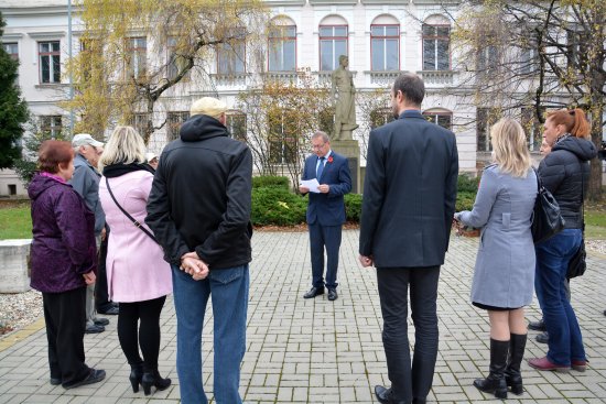 Minulý pátek uctila skupinka Kopřivničanů u pomníku osvobození památku Dne válečných veteránů.
FOTO: DANA HOĎÁKOVÁ