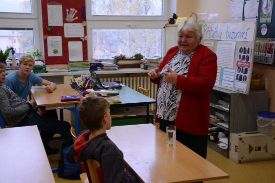 Pavla Mikešová, přímá pamětnice snah o kolektivizaci zemědělství, vypráví žákům ZŠ Floriána Bayera svou rodinnou historii.
FOTO: DAVID MACHÁČEK