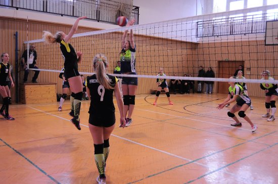 Kadetky KV Kopřivnice doma hostily Frenštát p. R. a po prohraném prvním utkání vybojovaly v tom druhém vítězství 3:2 na sety.
FOTO: KRISTINA ČABLOVÁ