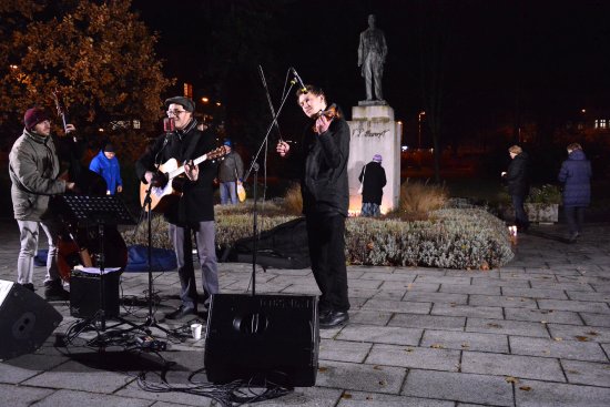 Při koncertě na náměstí lidé začali spontánně nosit zapálené svíčky k pomníku prezidenta Masaryka.
FOTO: DAVID MACHÁČEK