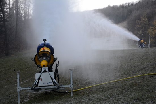 Minulý čtvrtek, jedno z prvních opravdu mrazivých rán letošního podzimu, využili na zdejší sjezdovce k testu systému umělého zasněžování.
FOTO: DAVID MACHÁČEK