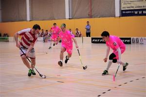Jakub Kresta (FBC Vikings Kopřivnice) vede míček v útočném pásmu ve druhé třetině utkání proti Opavě, které však Vikingové podlehli 4:7.
FOTO: KRISTINA ČABLOVÁ
