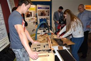 Přehlídka technického vzdělávání, která se v Kopřivnici uskutečnila už pošesté pod názvem Dny technické kariéry, přilákala do kulturního domu zatím rekordní počet návštěvníků i vystavovatelů.
FOTO: DANA HOĎÁKOVÁ