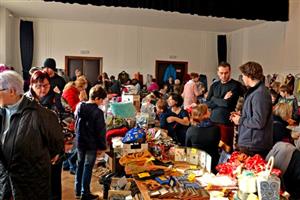 Blešák v Katolickém domě se tradičně těšil velkému zájmu nakupujících i prodejců. Ti nabízeli zboží z druhé ruky na 90 stolech.
FOTO: KAREL KUDERA