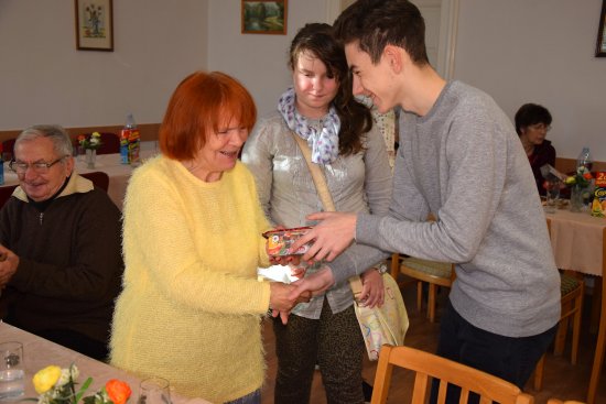 Kopřivničtí dětští zastupitelé připravili pro pěší turisty zábavné dopoledne se hrou bingo. Další podobnou akci chtějí připravit pro dětský domov v Příboře.
FOTO: JIŘÍ TRČKA