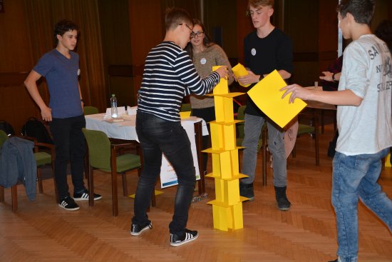 Součástí soutěže Nebojte se matematiky byl také úkol vytvořit co nejvyšší, ale zároveň stabilní věž z 25 archů kancelářského papíru.
FOTO: DANA HOĎÁKOVÁ