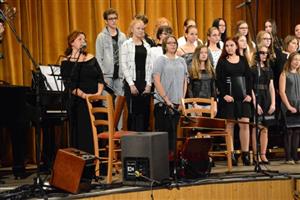 Na premiéře hudebního pořadu Lampa sv. Cecílie v Katolickém domě vystoupila Eva More společně s pěveckým sborem ZŠ Milady Horákové.
FOTO: DAVID MACHÁČEK