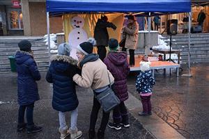 Slavnostní zahájení adventu zpříjemnilo v neděli Kopřivničanům divadelní představení, koncert i starostův punč.
FOTO: DAVID MACHÁČEK
