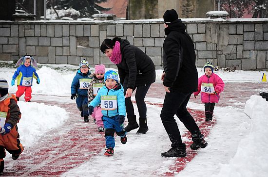 Děti ročníku narození 2014 a mladší absolvovaly na Mikulášském běhu 80m trať za mohutného povzbuzování rodičů.
FOTO: KRISTINA ČABLOVÁ
