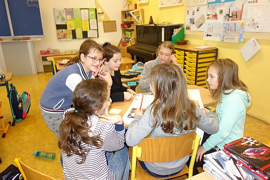 Žáci Základní školy z Lubiny v hodinách etické výchovy vytvořili dobročinný projekt Slabikář pro každého a získali pro něj podporu programu Dobro-druzi.
FOTO: ZŠ LUBINA
