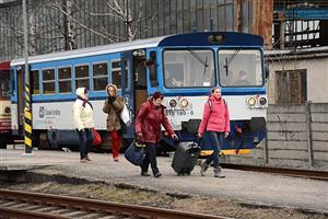 Nové jízdní řády nepřinesly výrazné změny. Vzhledem k probíhající rekonstrukci nádraží cestující musejí absolvovat delší cestu na nástupiště.
FOTO: D. MACHÁČEK

