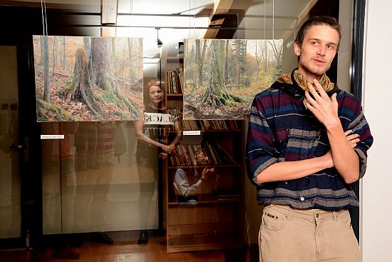 Přestože jeho obrazy mohou z dálky připomínat fotografie, Adam Kašpar tvrdí, že skutečnou realitu nemohou ani zdaleka vystihnout v celé její šíři.
FOTO: DAVID MACHÁČEK
