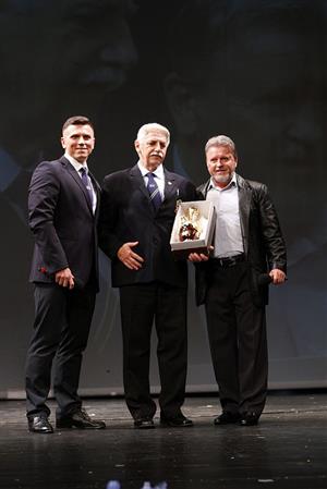 Kopřivnický kulturista Jiří Rohan byl na mezinárodním závodě oceněn za celoživotní přínos české kulturistice a fitness.
FOTO: ARCHIV JIŘÍ ROHAN
