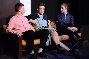 Nejpočetnější publikum si v pátek večer užilo situační komedii 1+1=3 v podání zdejšího souboru Bendoro. 
FOTO: DAVID MACHÁČEK
