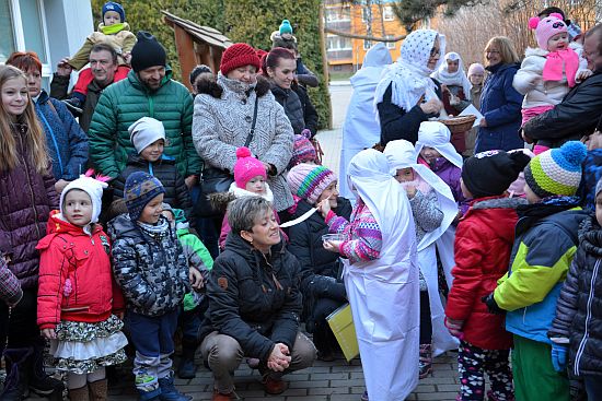 Tradice vážící se ke sv. Lucii si připomněli v Mateřské škole Francouzské na předvánočním jarmarku, který se konal minulý týden.
FOTO: DANA HOĎÁKOVÁ
