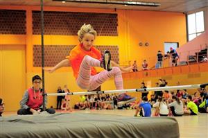 Na tradičním závodě ve skoku vysokém Vánoční laťce byly k vidění různé styly přeskoku - překračování, nůžky, stredl i nejčastěji používaný flop.
FOTO: KRISTINA ČABLOVÁ
