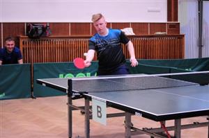 Zdeněk Jáchym vyhrál Novoroční turnaj potřetí v řadě a z rukou starosty města Kopřivnice Miroslava Kopečného převzal pohár do trvalého vlastnictví.
FOTO: KRISTINA ČABLOVÁ