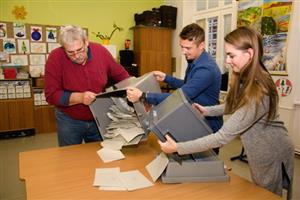 Sčítání výsledků prvního kola prezidentských voleb v Kopřivnici zabralo zhruba půldruhé hodiny. Jednoznačným vítězem se stal Miloš Zeman s bezmála 44 procenty hlasů, druhý postupující Jiří Drahoš získal 23,5 %.
FOTO: DAVID MACHÁČEK