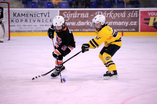 Výsledkům zápasů takto malých hokejistů se nepřikládá žádná váha, i přesto samotní hráči bojují ze všech sil a nedarují soupeři nic zadarmo.
FOTO: KRISTINA ČABLOVÁ