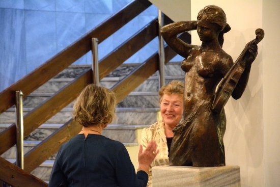 Po letech se do interiéru kulturního domu vrátila bronzová plastika Dívky s houslemi. Nyní dělá společnost lidem čekajícím na představení v předsálí v prvním patře.
FOTO: D. MACHÁČEK